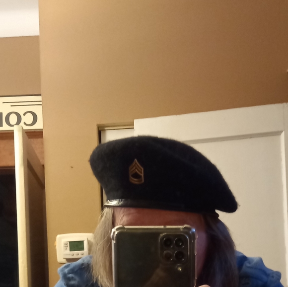 Classic Black Wool Beret cap - Picture 6 of 6